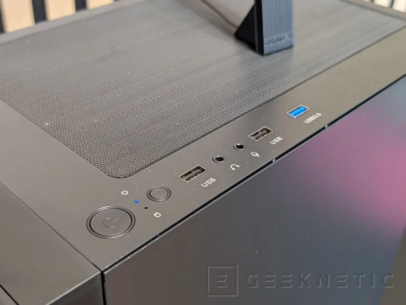 Geeknetic PCSpecialist TOPAZ NOVA R Review 8