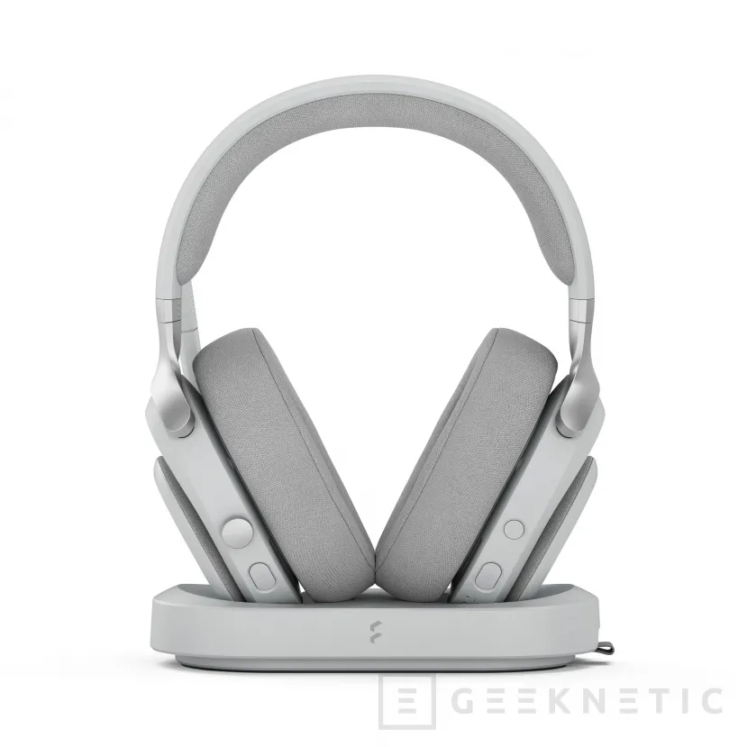 Geeknetic Fractal lanza sus primeros auriculares Scape para gaming, sin cable y con base de carga inalámbrica 1