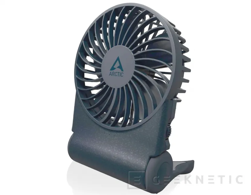 Geeknetic En vez de refrigerar el PC, el ventilador Arctic Summair 2Go está pensado para refrescarnos durante 77 horas con una carga 1