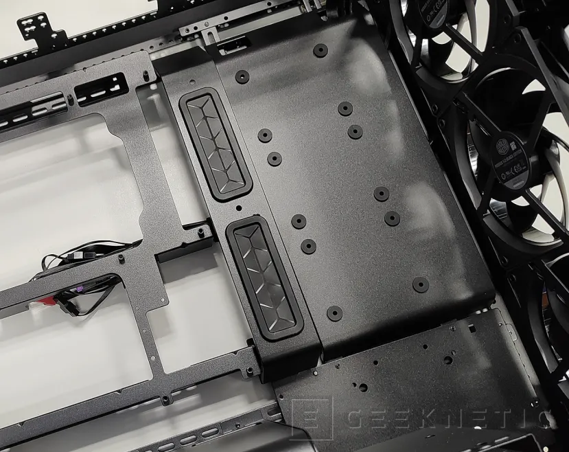 Geeknetic Cooler Master MasterFrame 600 Review 10