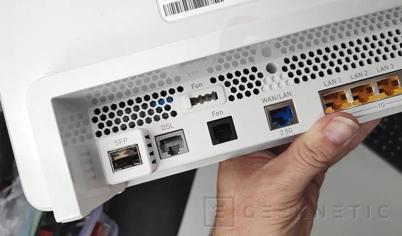 Geeknetic AVM FRITZ!Box 5690 Pro Review 13