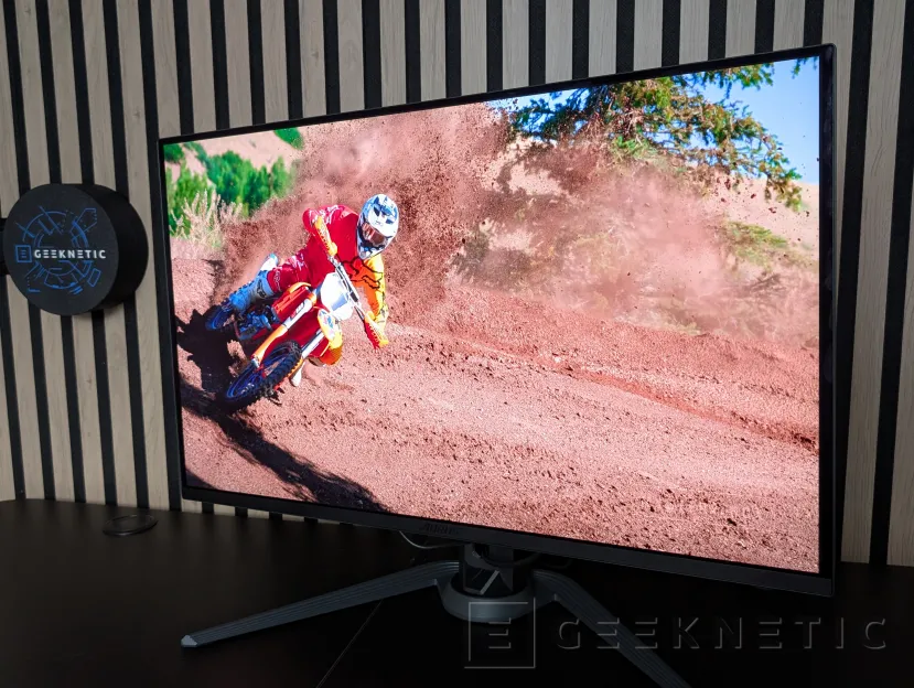 Geeknetic AORUS FO32U Review 1