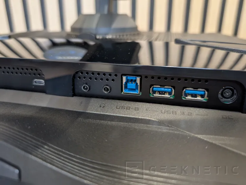 Geeknetic AORUS FO32U Review 9