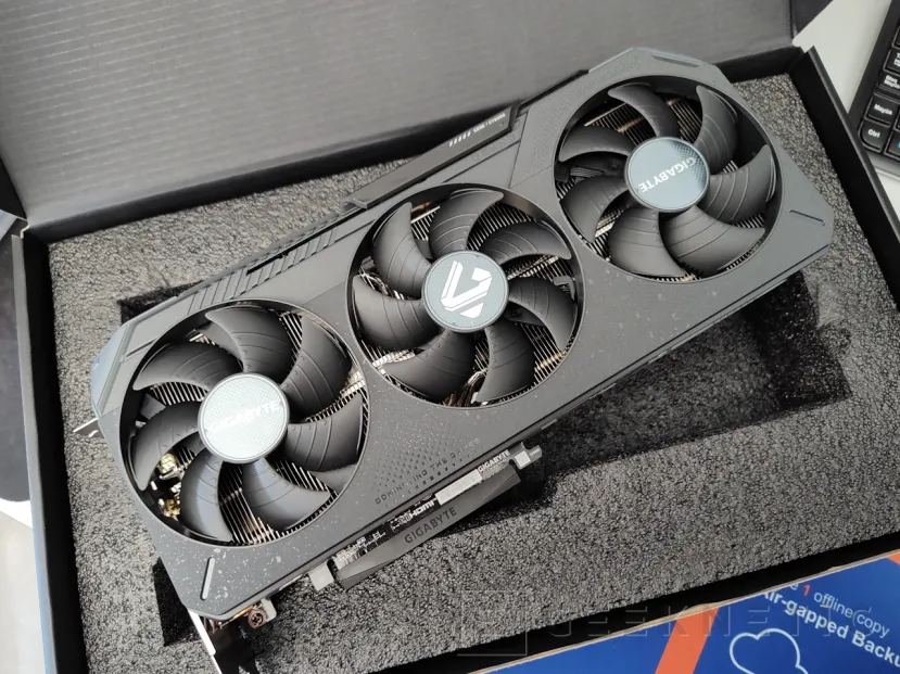 Geeknetic Juega de escándalo combinando una Radeon RX 9070 XT y monitor OLED de Gigabyte 1