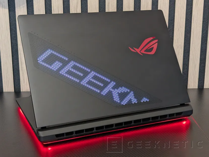 Geeknetic ASUS ROG STRIX SCAR 18 (2025) G835 Review 1