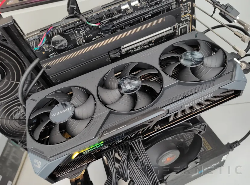 Geeknetic Juega de escándalo combinando una Radeon RX 9070 XT y monitor OLED de Gigabyte 2