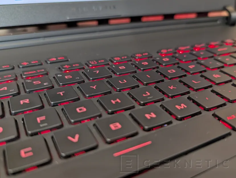 Geeknetic ASUS ROG STRIX SCAR 18 (2025) G835 Review 7