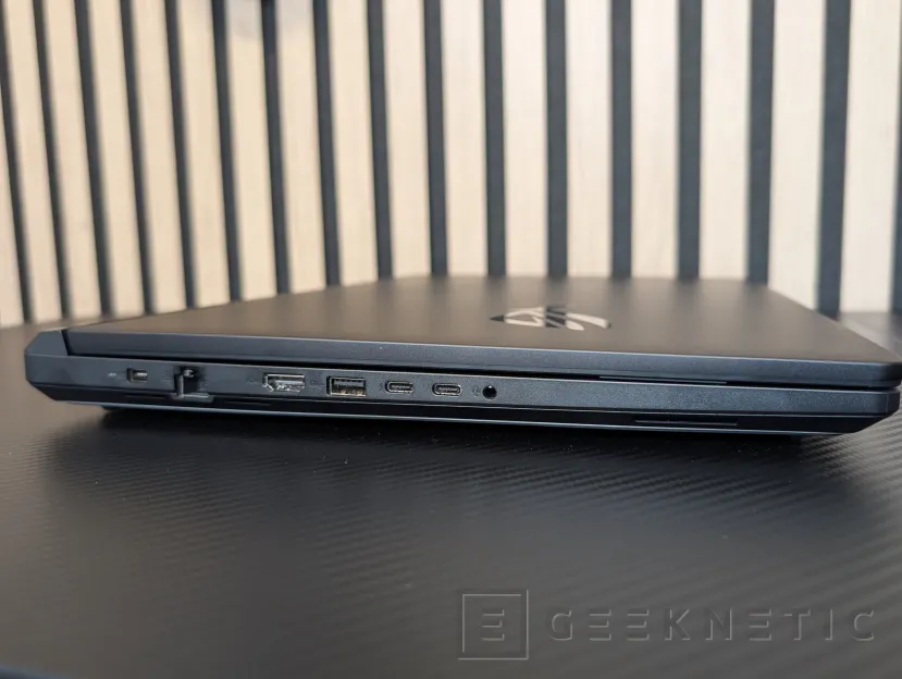 Geeknetic ASUS ROG STRIX SCAR 18 (2025) G835 Review 3