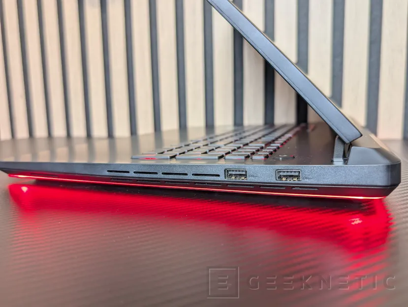 Geeknetic ASUS ROG STRIX SCAR 18 (2025) G835 Review 4