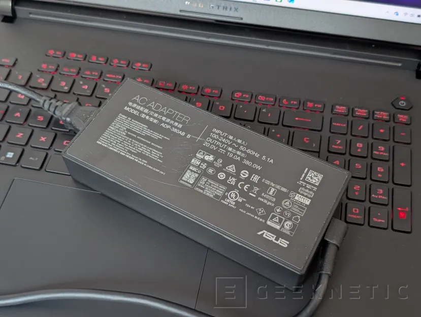 Geeknetic ASUS ROG STRIX SCAR 18 (2025) G835 Review 17