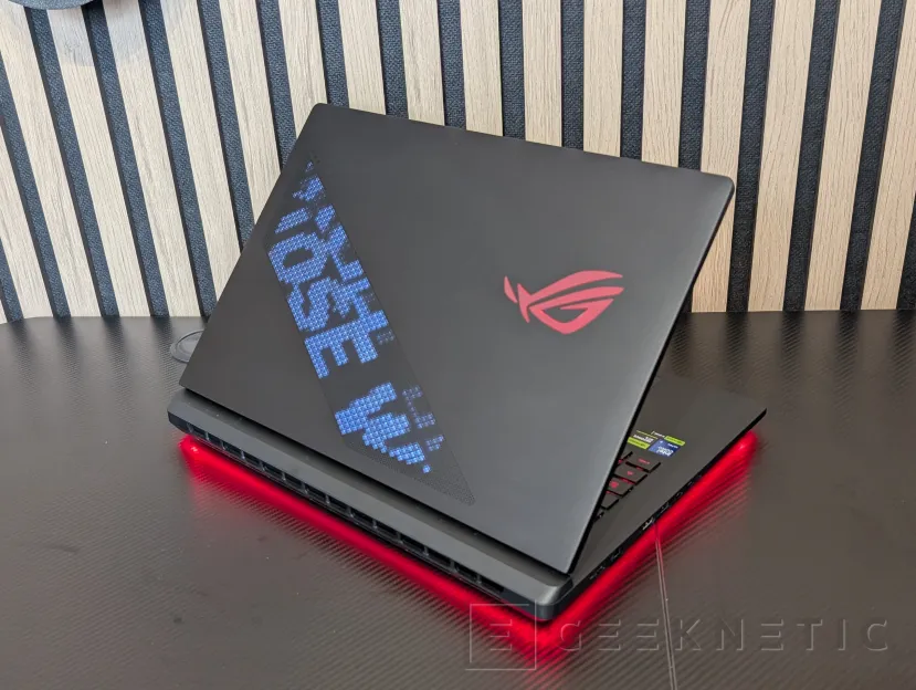 Geeknetic ASUS ROG STRIX SCAR 18 (2025) G835 Review 5