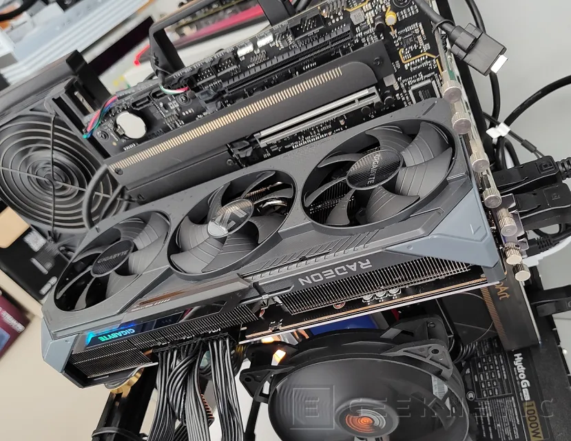 Geeknetic Juega de escándalo combinando una Radeon RX 9070 XT y monitor OLED de Gigabyte 3