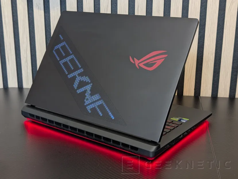 Geeknetic ASUS ROG STRIX SCAR 18 (2025) G835 Review 2