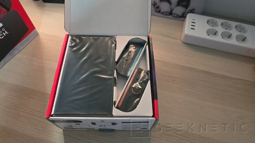Geeknetic El embalaje de la Nintendo Switch 2 es tan fino que una simple grapa puede dañar su pantalla. Ya hay varios afectados 1