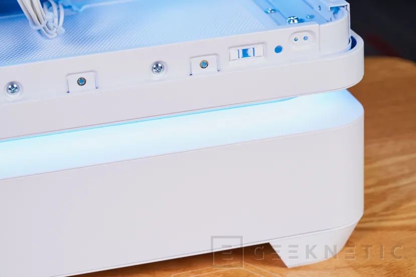 Geeknetic La nueva caja ASUS Prime AP202 tiene un tamaño Micro ATX y tiene cristal templado panorámico de una pieza 3