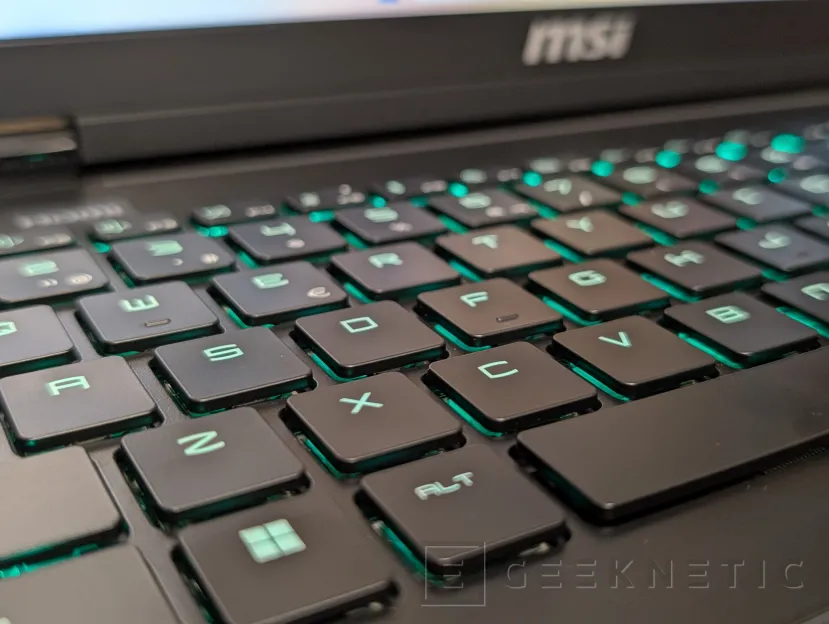 Geeknetic MSI Titan 18 HX Dragon Edition Review con RTX 5080 9