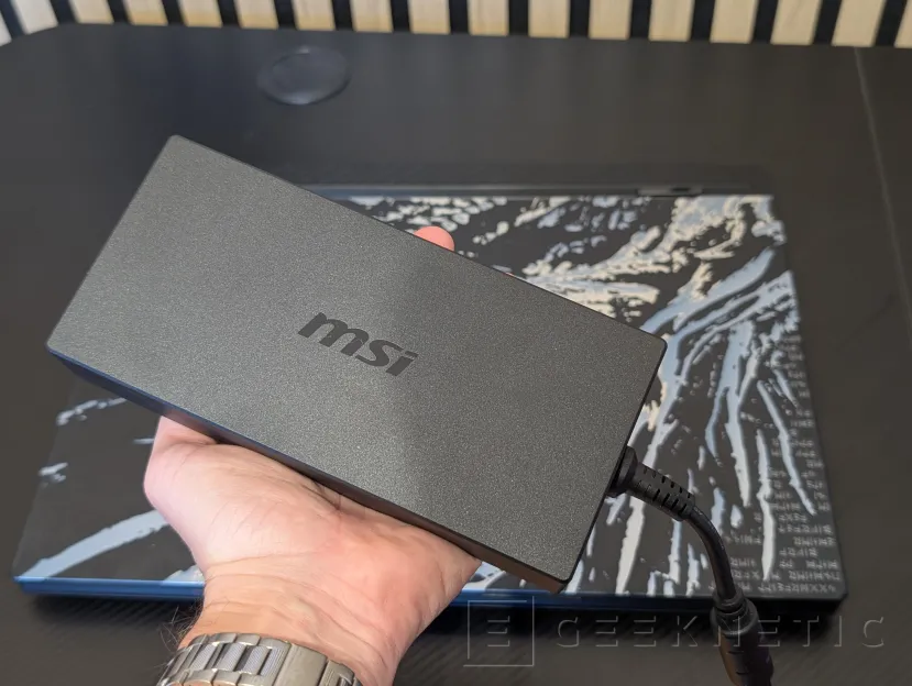 Geeknetic MSI Titan 18 HX Dragon Edition Review con RTX 5080 20