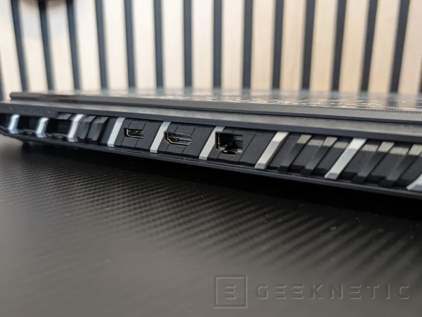 Geeknetic MSI Titan 18 HX Dragon Edition Review con RTX 5080 4