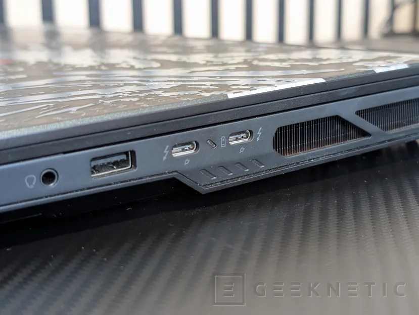 Geeknetic MSI Titan 18 HX Dragon Edition Review con RTX 5080 6