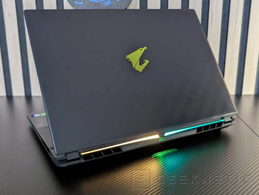 Geeknetic AORUS MASTER 16 AM6H BYH Review 57