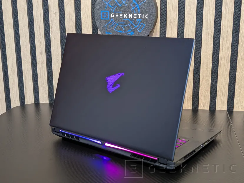 Geeknetic AORUS MASTER 16 AM6H BYH Review 2