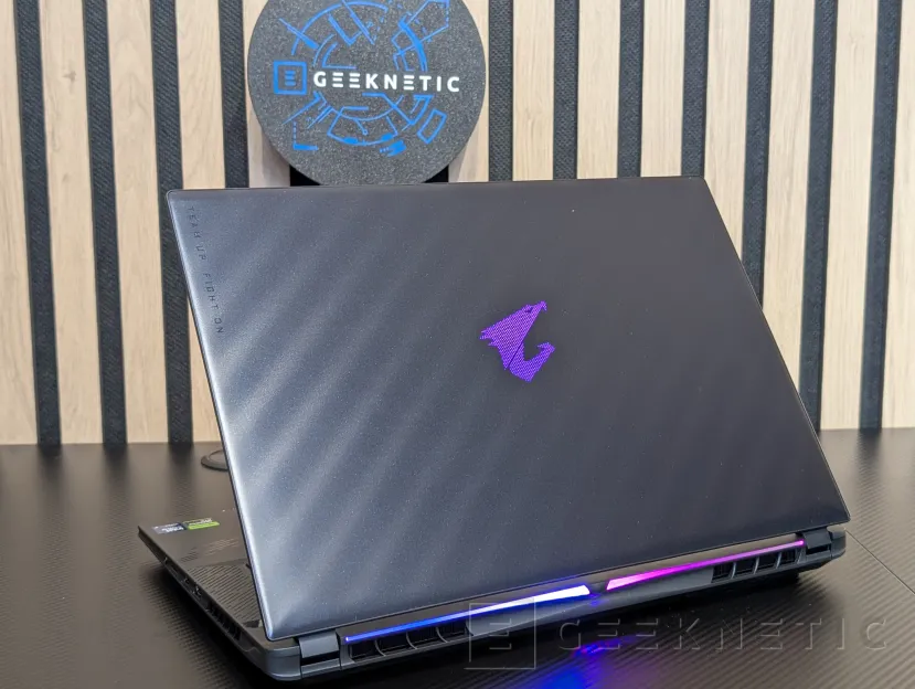 Geeknetic AORUS MASTER 16 AM6H BYH Review 3