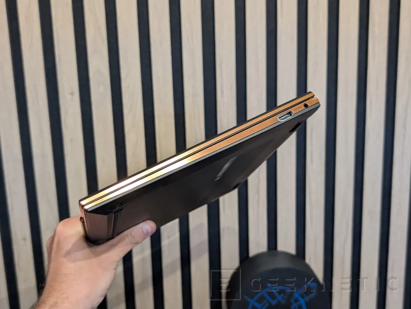 Geeknetic MSI Summit 13 AI+ Evo A2VMTG Review 4