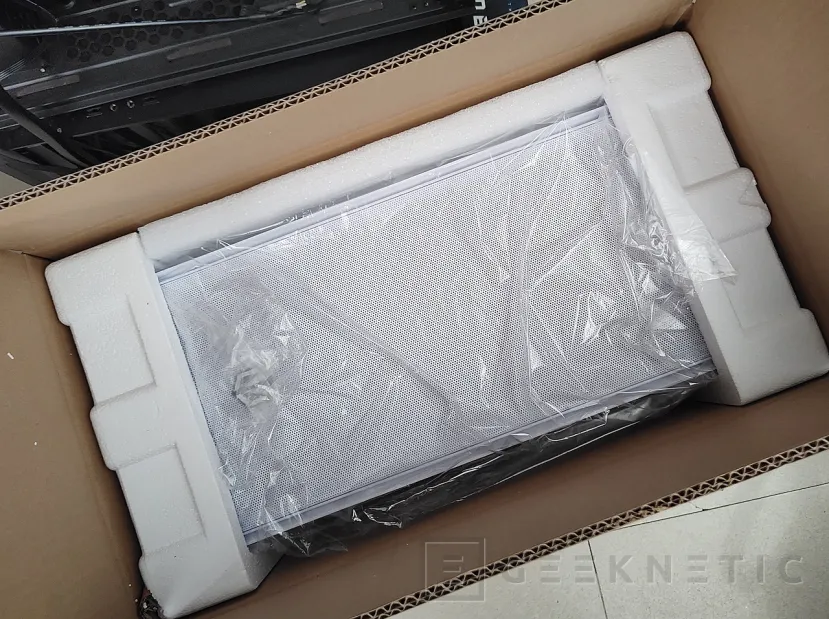 Geeknetic ENDORFY ARX 700 White ARGB Review 1