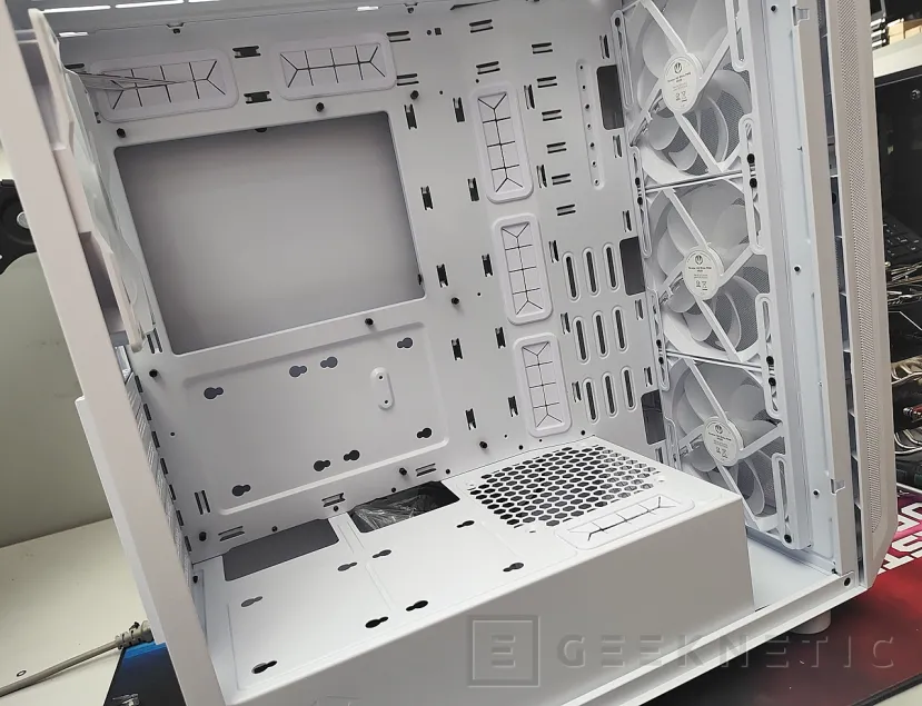 Geeknetic ENDORFY ARX 700 White ARGB Review 2