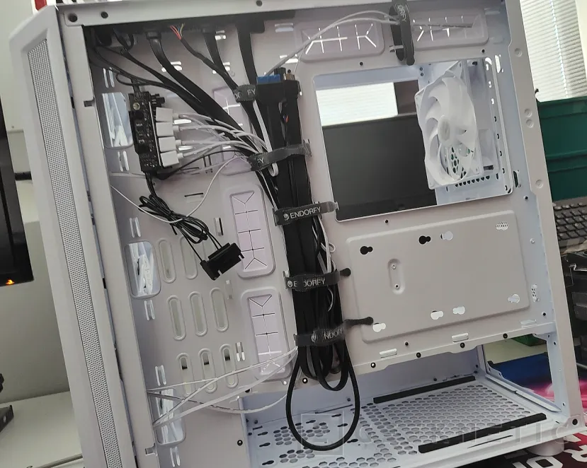 Geeknetic ENDORFY ARX 700 White ARGB Review 3