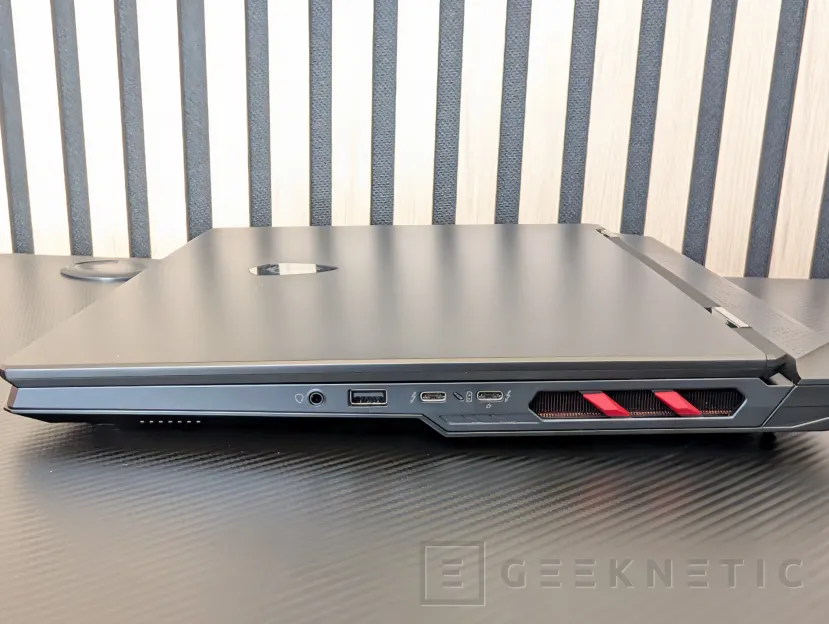 Geeknetic MSI RAIDER 18 HX AI A2XW Review 5