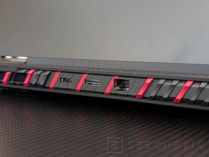 Geeknetic MSI RAIDER 18 HX AI A2XW Review 3