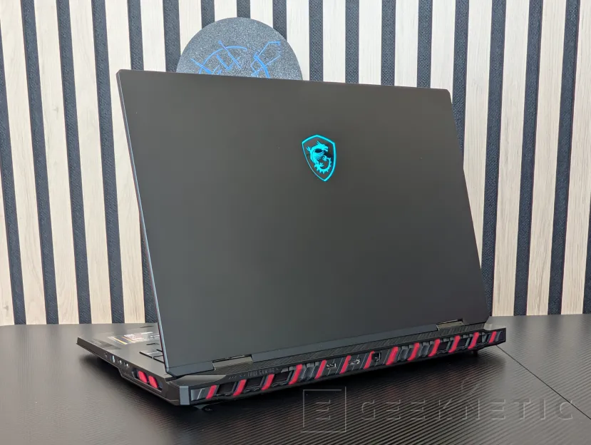 Geeknetic MSI RAIDER 18 HX AI A2XW Review 2
