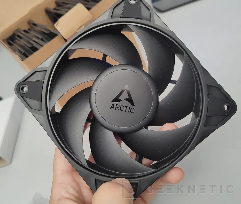 Geeknetic Arctic P12 Pro PST Review 3