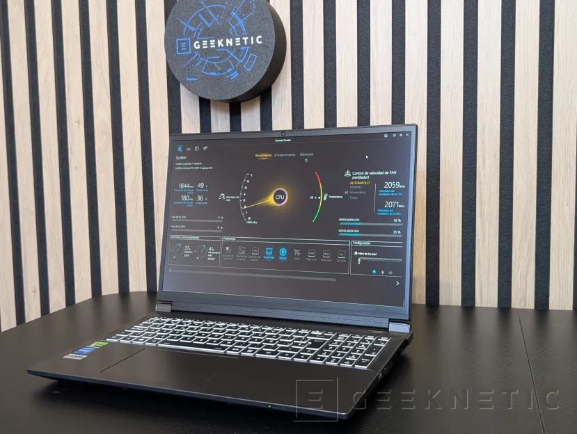 Geeknetic PCSpecialist Defiance II Review con RTX 5070 Ti 55