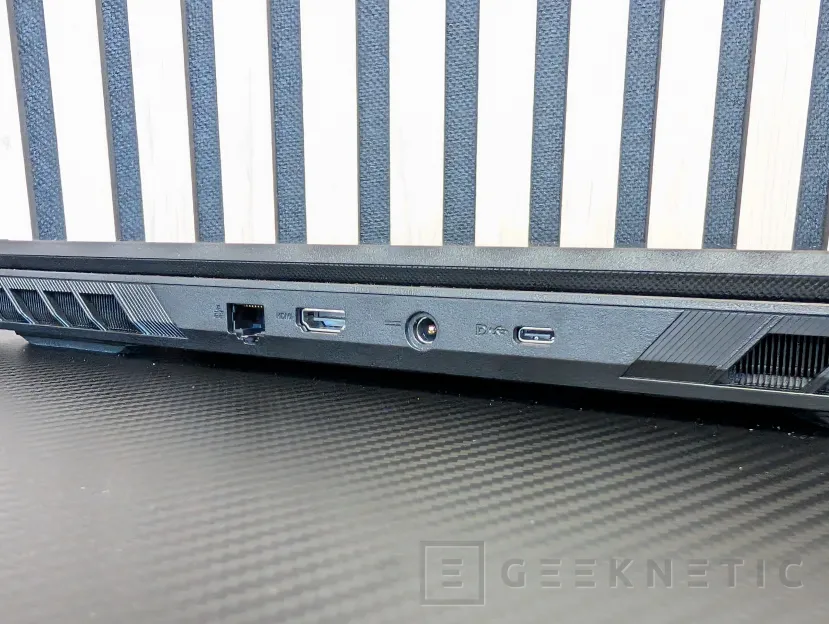 Geeknetic PCSpecialist Defiance II Review con RTX 5070 Ti 5