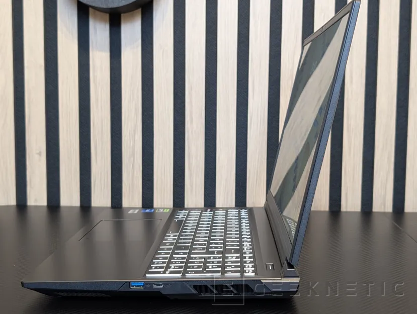 Geeknetic PCSpecialist Defiance II Review con RTX 5070 Ti 4