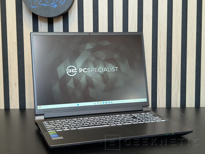 Geeknetic PCSpecialist Defiance II Review con RTX 5070 Ti 1