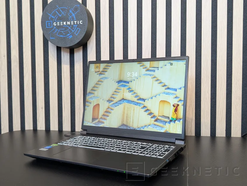 Geeknetic PCSpecialist Defiance II Review con RTX 5070 Ti 9