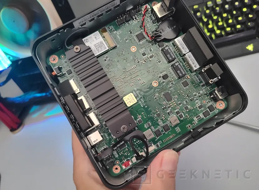 Geeknetic MSI Cubi NUC AI+ 2MG Review 12