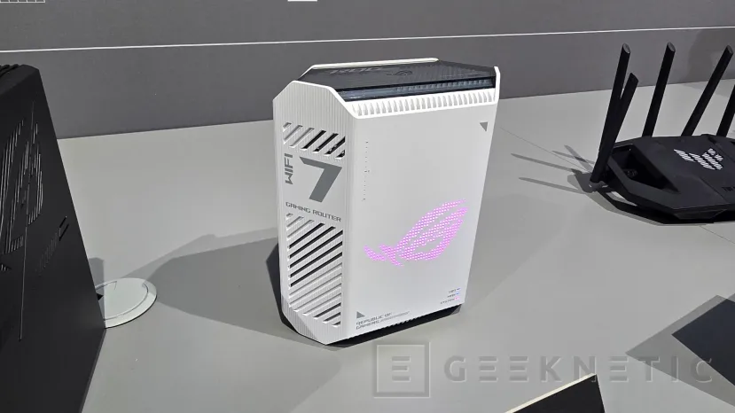Geeknetic ASUS Rog nos enseña su nuevo Router WiFi 7 ROG Strix GS-BE7200 y el mando para PC y Xbox ROG Raikiri II 5
