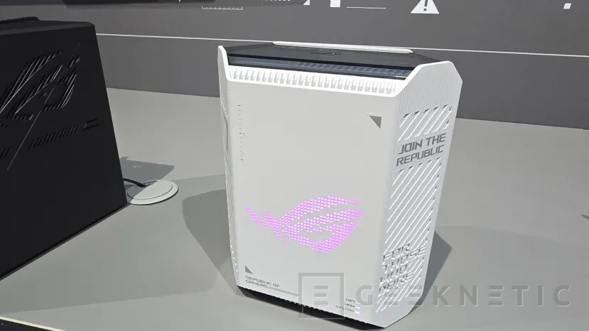 Geeknetic ASUS Rog nos enseña su nuevo Router WiFi 7 ROG Strix GS-BE7200 y el mando para PC y Xbox ROG Raikiri II 3