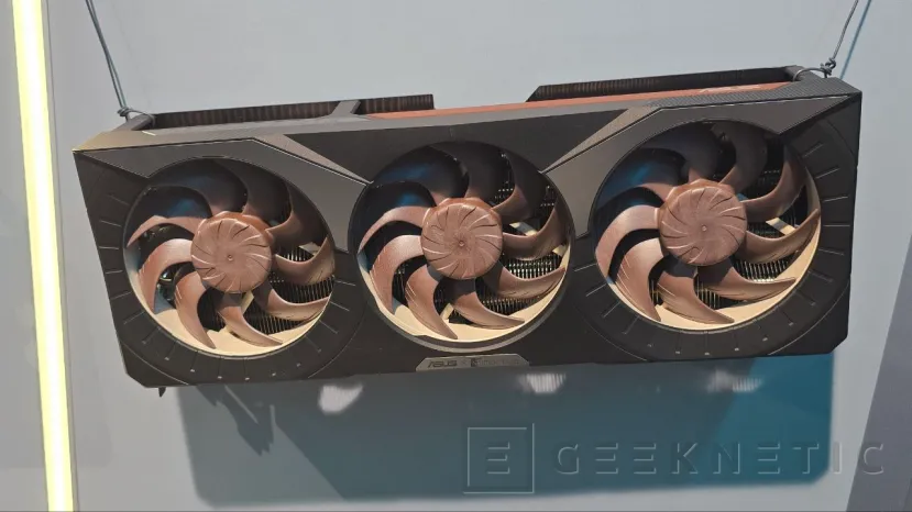 Geeknetic Tarjetas gráficas, routers, monitores, ratones y una colaboración con Hatsune Miku entre los productos mostrados por ASUS 2