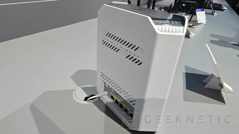 Geeknetic ASUS Rog nos enseña su nuevo Router WiFi 7 ROG Strix GS-BE7200 y el mando para PC y Xbox ROG Raikiri II 4