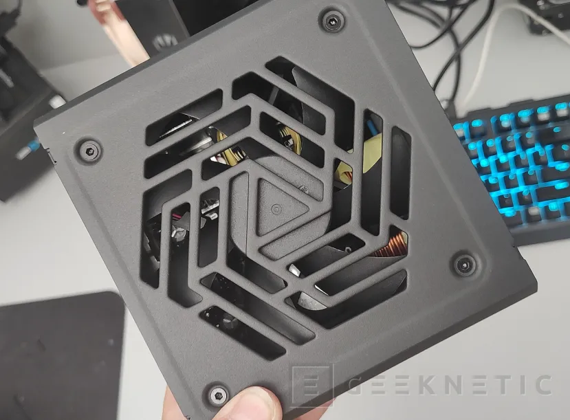 Geeknetic FSP VITA GM 1000W Review 4