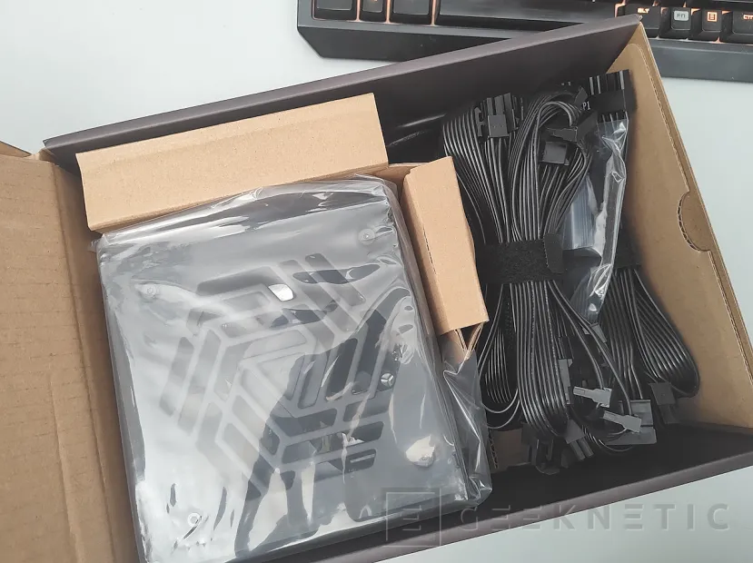 Geeknetic FSP VITA GM 1000W Review 2