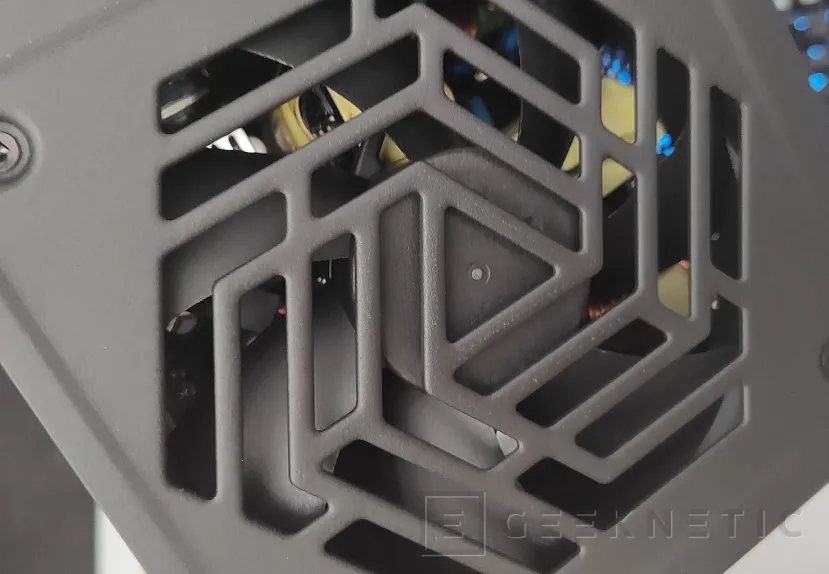 Geeknetic FSP VITA GM 1000W Review 9