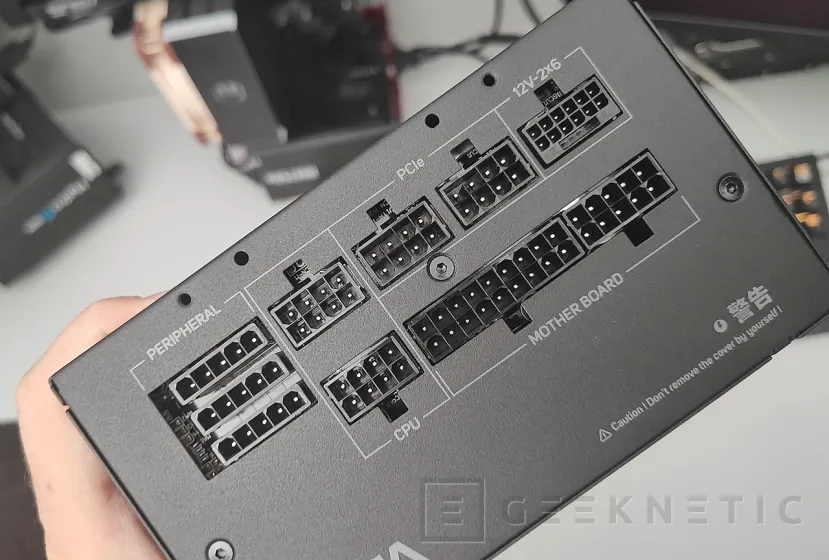 Geeknetic FSP VITA GM 1000W Review 10