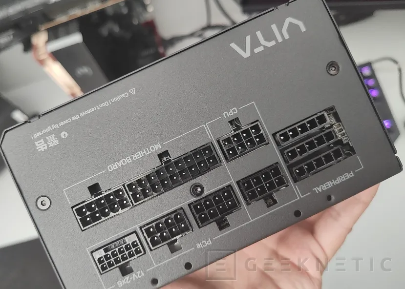 Geeknetic FSP VITA GM 1000W Review 8