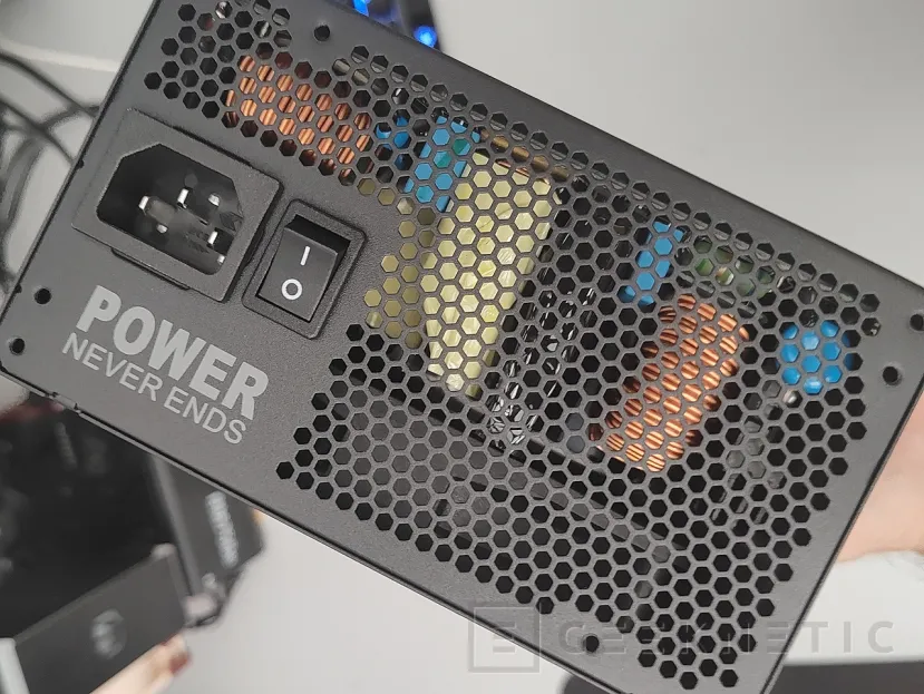 Geeknetic FSP VITA GM 1000W Review 5